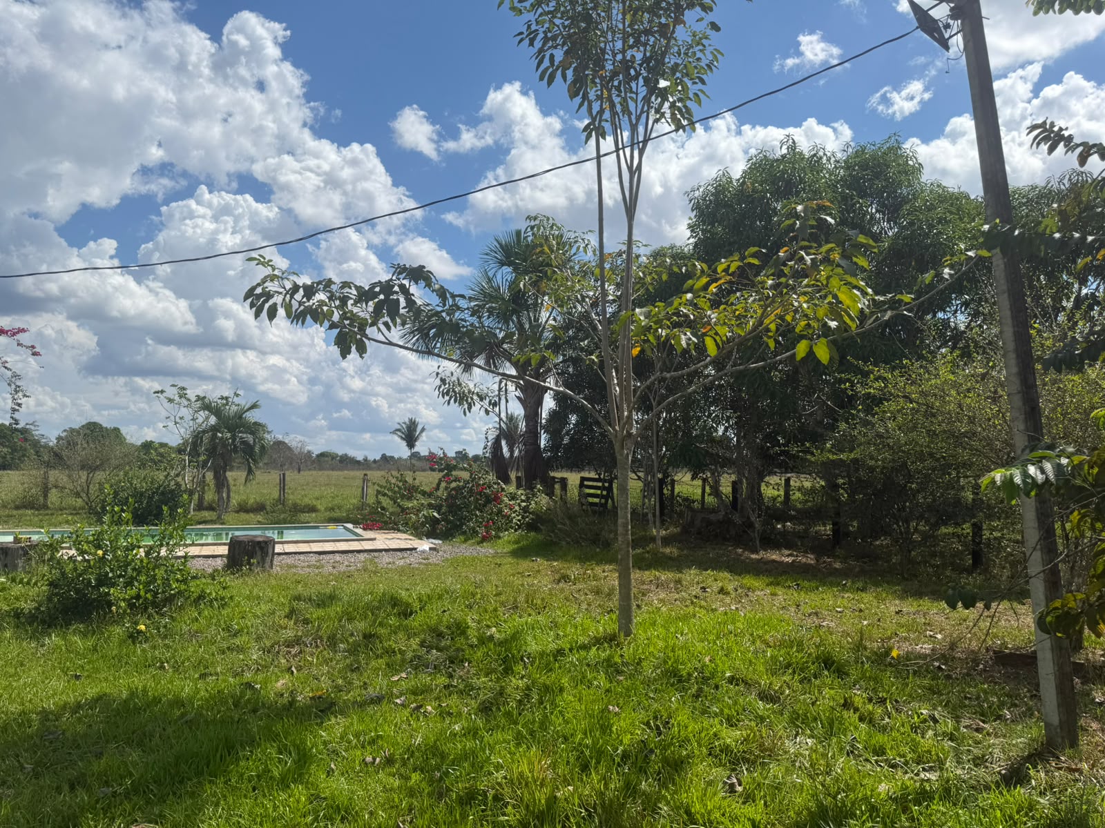 Área verde do rancho com a piscina ao fundo
